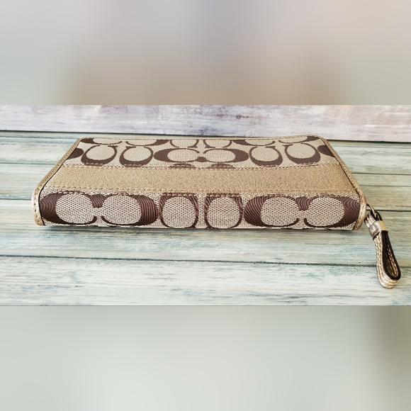 COACH Signature Stripe Full Zip Wallet Khaki/Gold Metallic F42628 - Picture 3 of 12